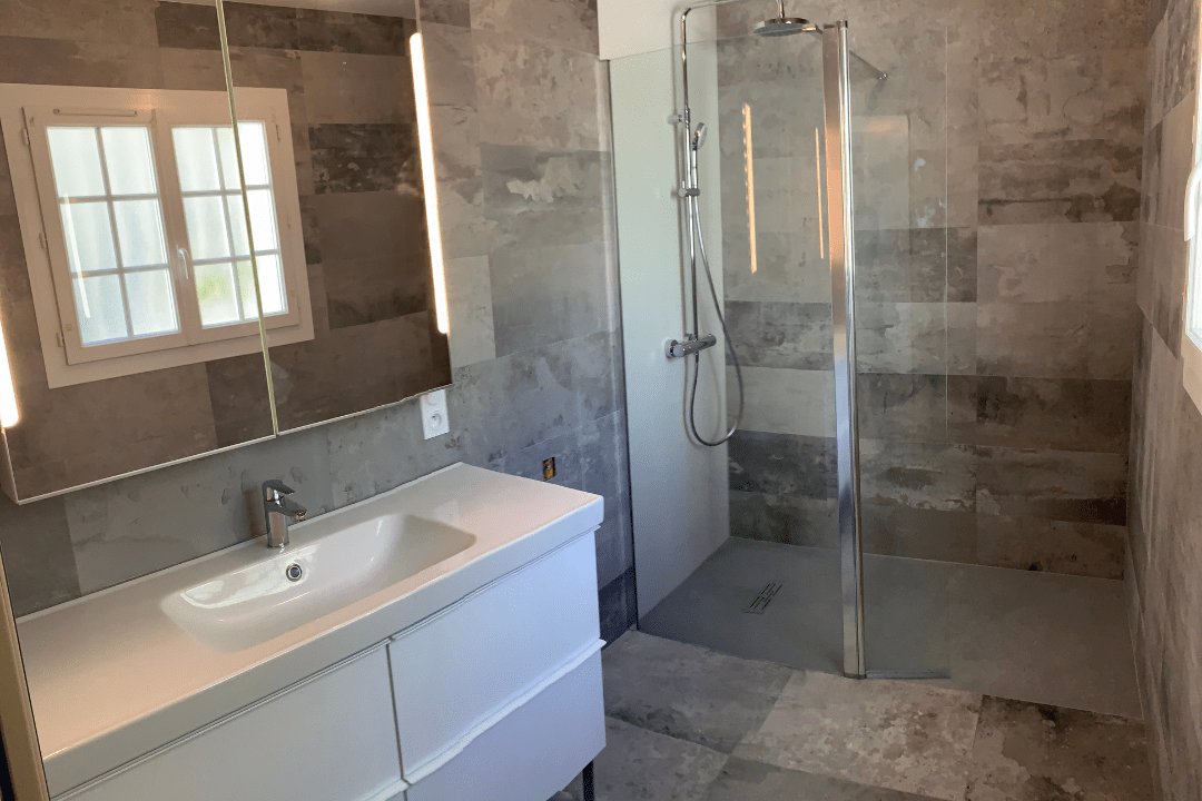 Salle de bain avec grande vasque, grand miroir éclairage LED, paroi de douche avec déflecteur