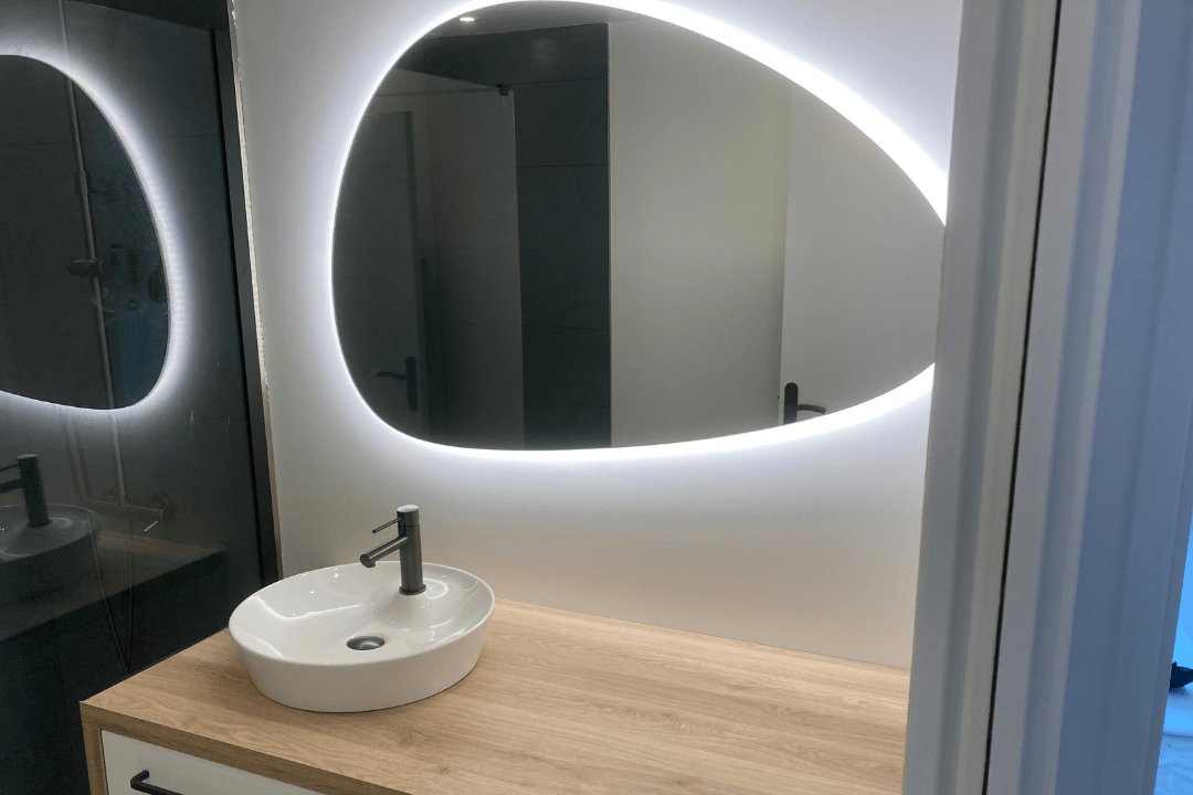 Salle de bain et miroir en forme de galet